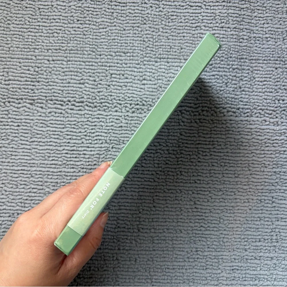 Weeks Planner / Notebook (Undated) - Picture 3 of 5